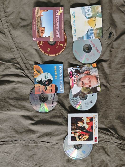 Продавам CD дискове с музика , обложки
