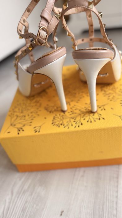 Pantofi stil Valentino