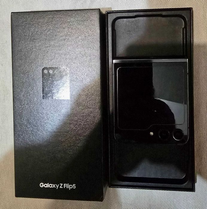 SAMSUNG Galaxy Z Flip5 5G, 512GB, 8GB RAM, Dual SIM, Graphite