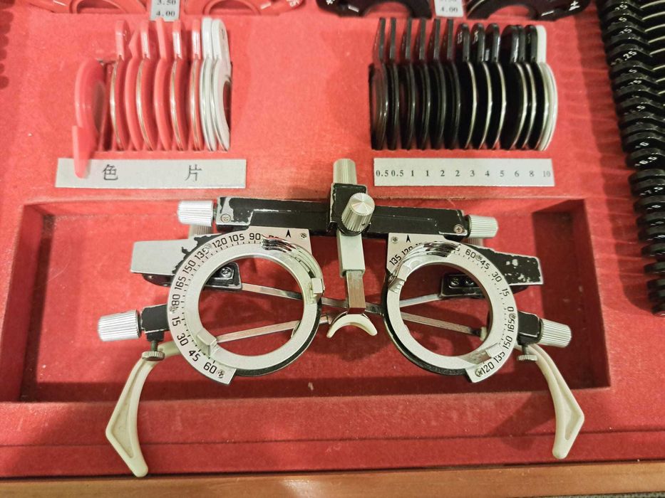 Vand aparatura optica medicala folosita doar in cabinet