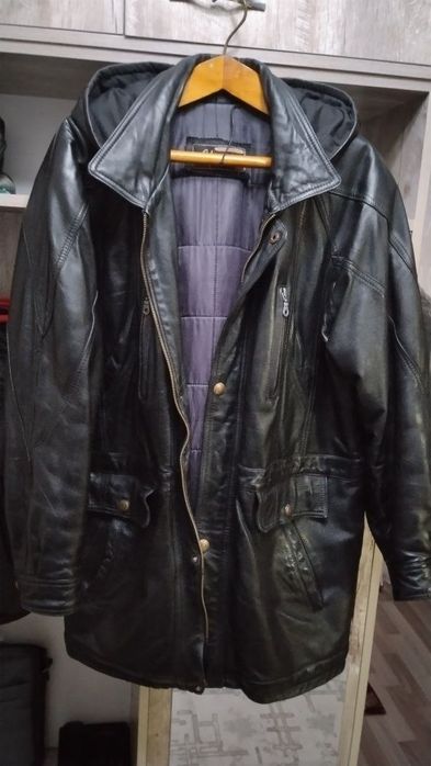 Кожаная куртка с капюшоном