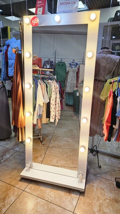 Продам Зеркала  с лампачками