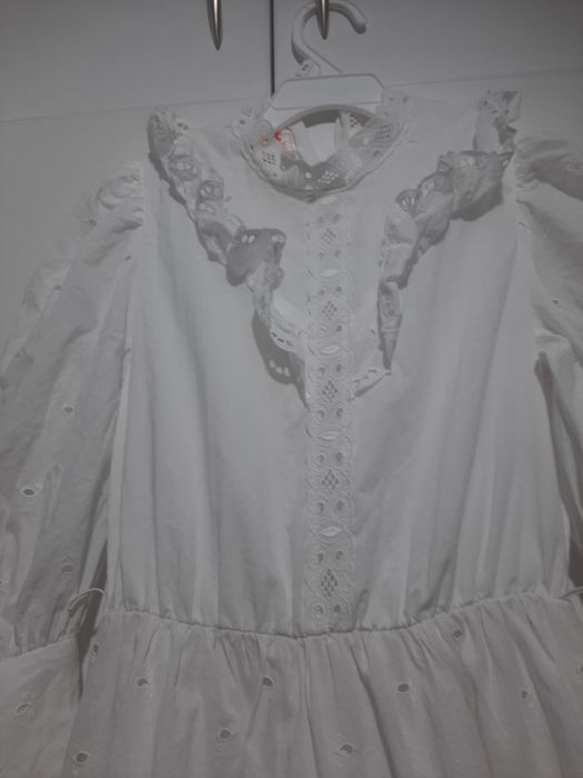 Бяла рокля с рязана бродерия