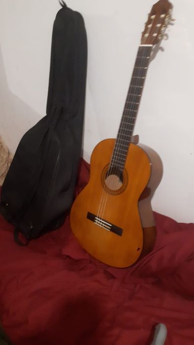 Продам акустическую гитару