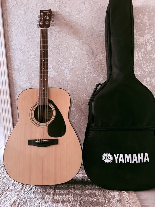 Продам акустическую гитару