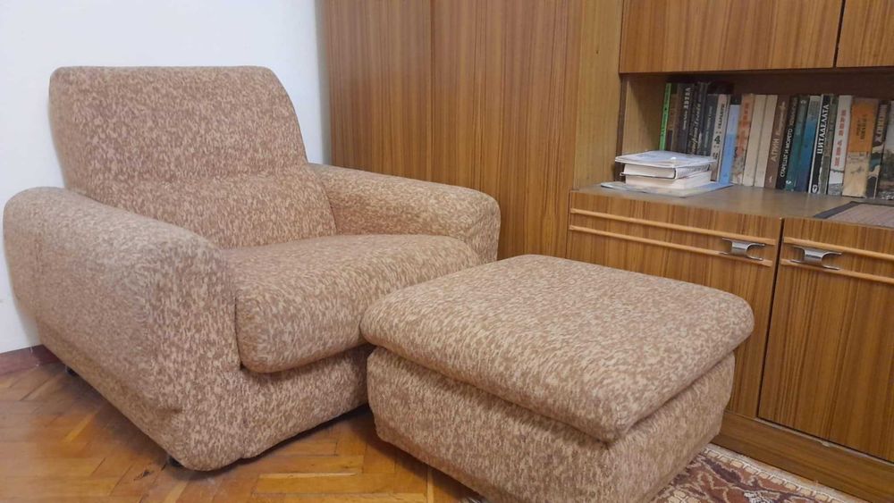 Холна гарнитура /диван тройка, диван двойка, 2 фотьойла и 2 табуретки/