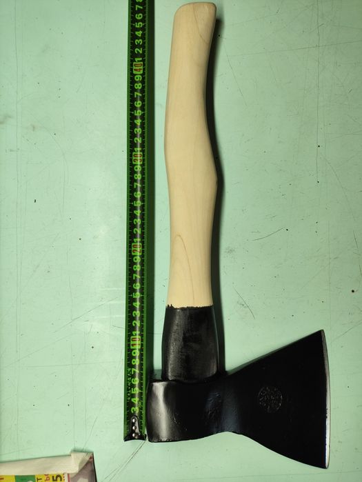 Топор советского производства в отличном состоянии.