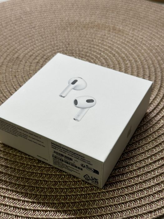 AirPods 3, с кутия