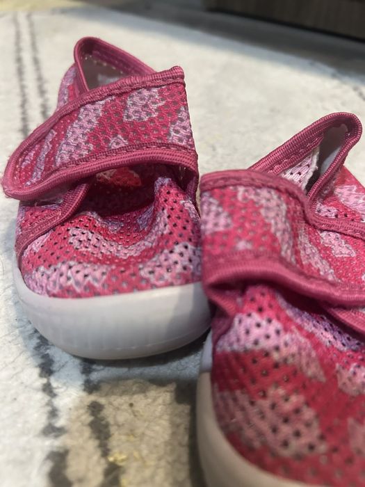 Три чифта пантофи 25 лв