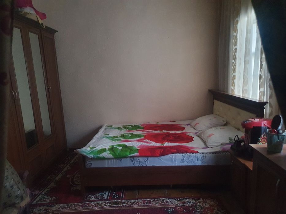 Gulisron shahar Do'slik qorgonida soliyev kochasida 9 sotix  5 xona uy