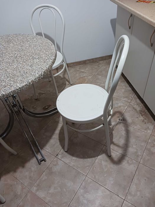 Vand masa cu 4 scaune