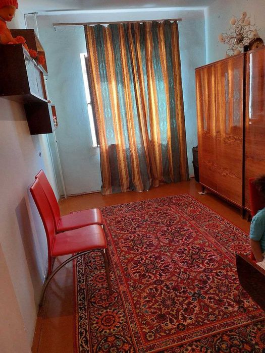 Квартира 3-ех комнатная, в 6-ом микрорайоне.