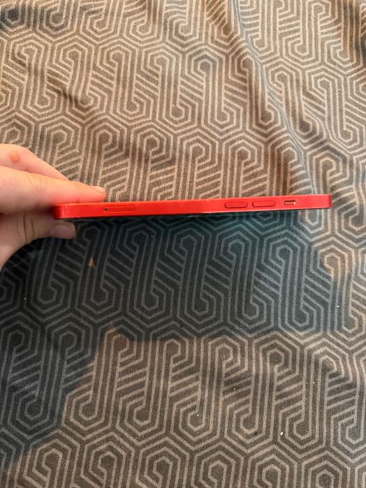 iPhone 12 de color rosu