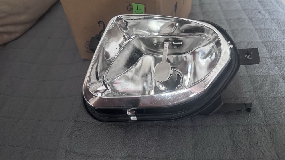 Продам противотуманку левую на мерседес w211