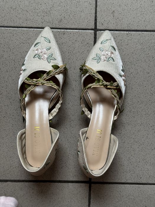 Женские туфли с вышивкой