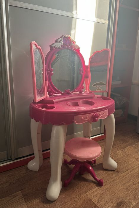 Детский туалетный столик