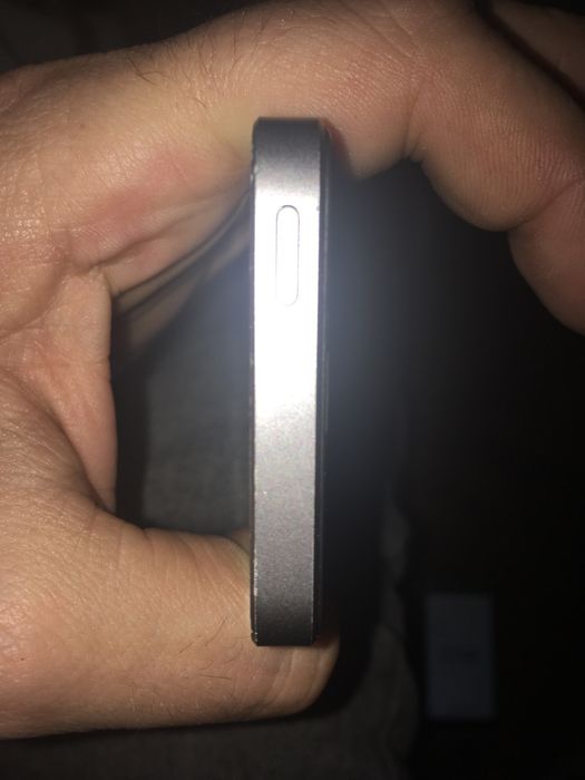 Iphone SE 2016 2,5 GB Ram cu 32 gb mem . Carcasa noua , baterie  89%