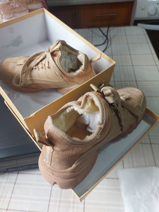 Продам кроссовки зимние