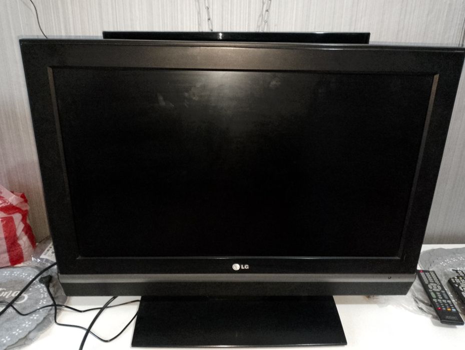 Продавам LCD Телевизор LG 32 инча.