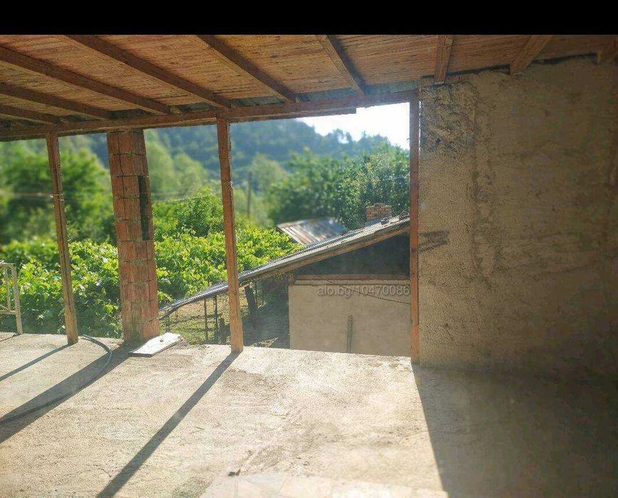 Продавам в гр.Тетевен имот ВЕДНО с 5 сгради и гараж  за жилищни цели