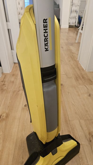 Aspirator vertical cu spalare (mop rotativ) - Karcher