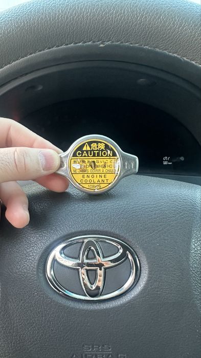 Крышка расширительного бачка оригинал на Toyota
