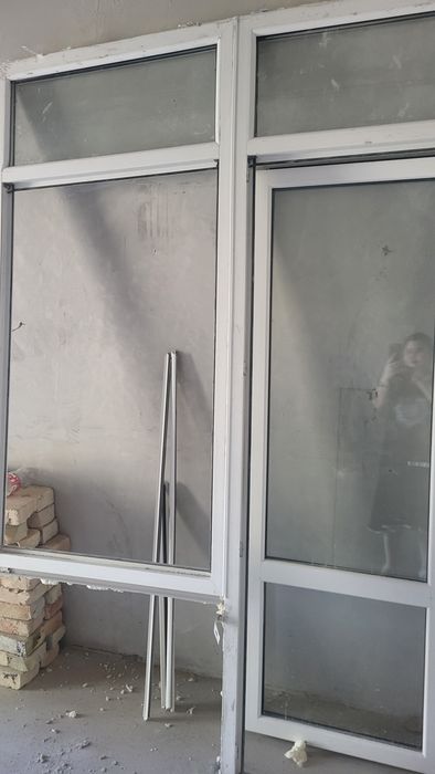 Продается в комлекте пластиковые окно с дверьюе