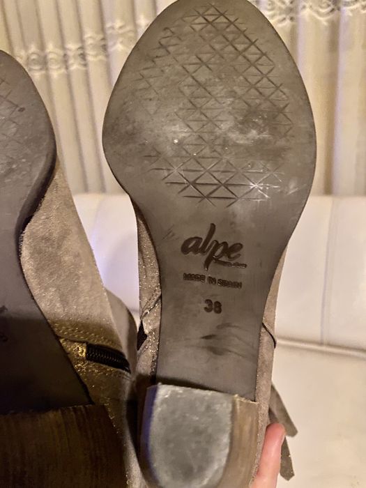 Ghete din piele maro cu tente aurii