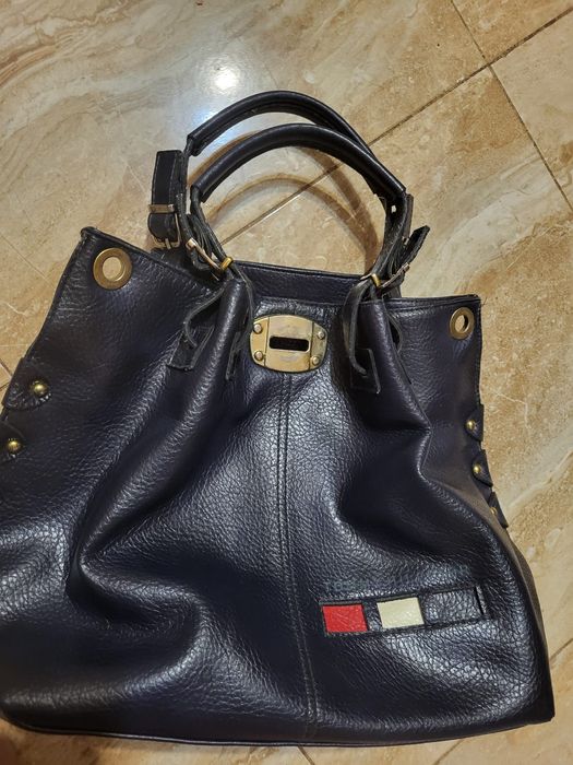 Vand/ schimb Geanta Tommy hilfiger