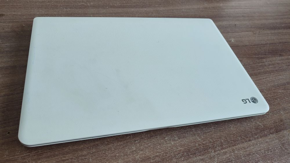 Продам ноутбук LG 15U560-GP50ML в рабочем состоянии. Подходит для учёб