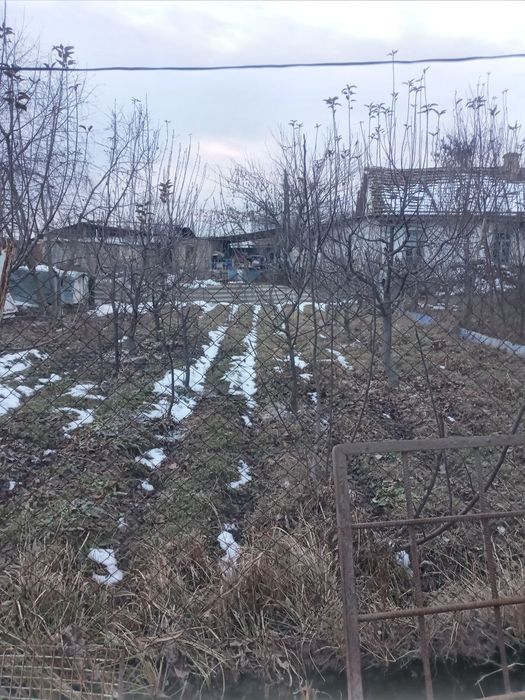 Уй сотилади .3 хона 11 сотих .кушимча  2 сотих ери бор