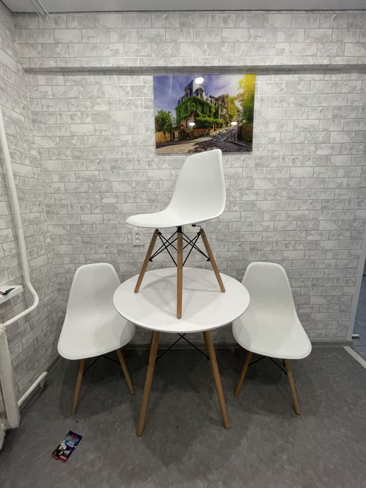 Стол со стултями кухонный