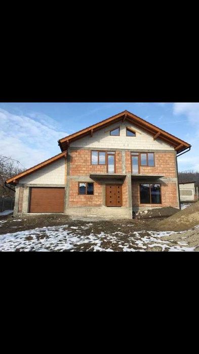 Executam case la roșu