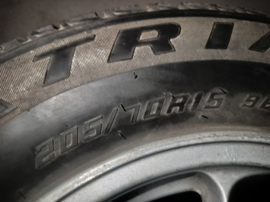 Шины с дисками в хорошем состоянии 205\70/15