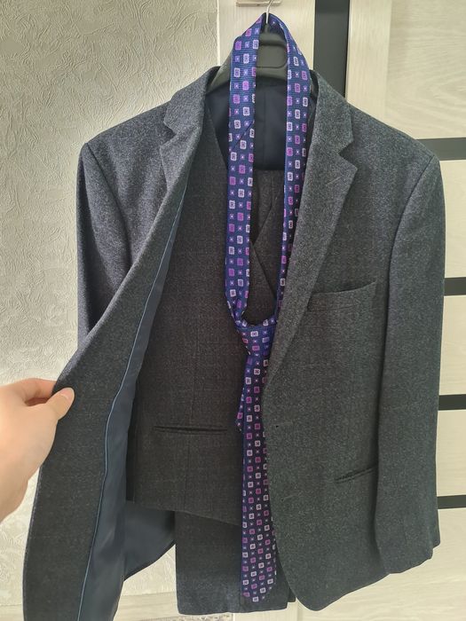 Продается костюм тройка на подростка