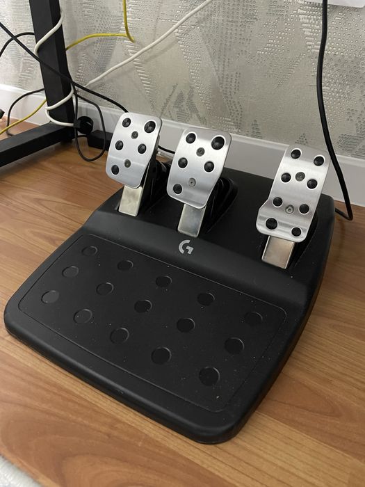 Игровой руль с педалями Logitech G923