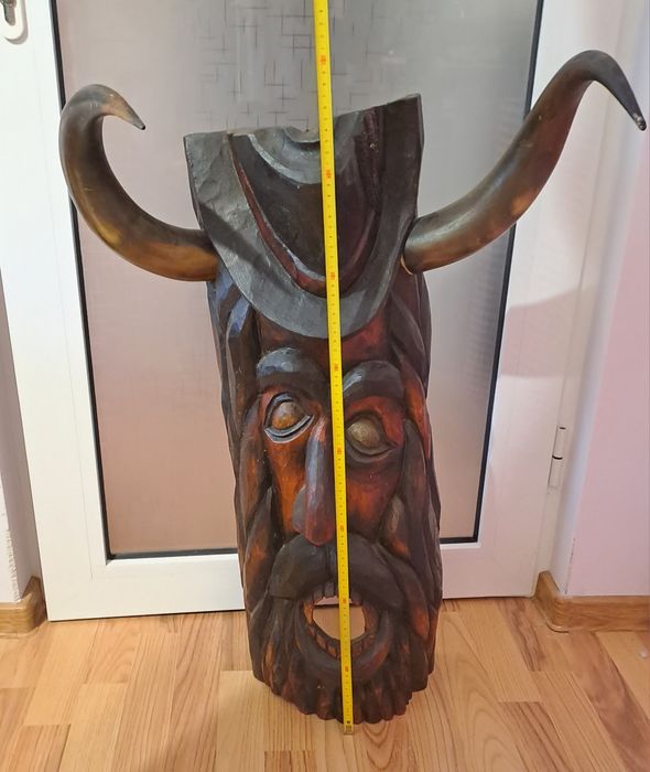 Masca decorativa sculptata din lemn, cu coarne veritabile,foarte veche