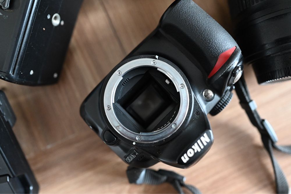 DSLR Nikon D3100 + 3 obiective + doua acumulatoare + grip