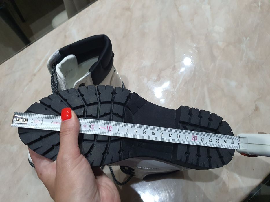 Лачени боти, бял цвят