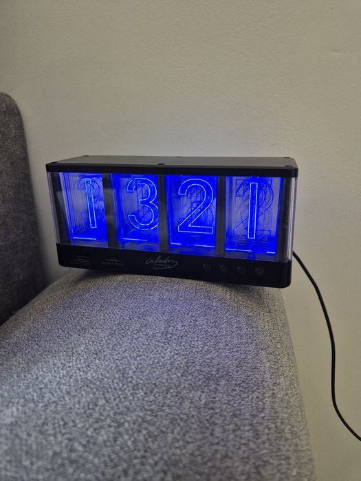 Ceas cu USB si USB C  RGB cu apucaturi de stroboscop.