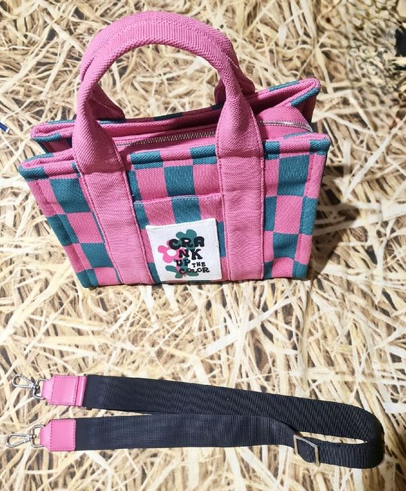 Цветна дамска чанта изработена от здрав текстил  от "Reserved " НОВА