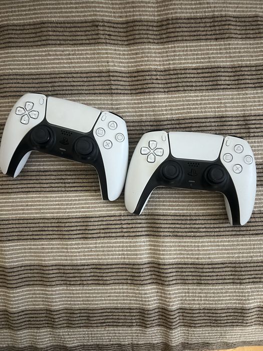 Два контролера за PS5