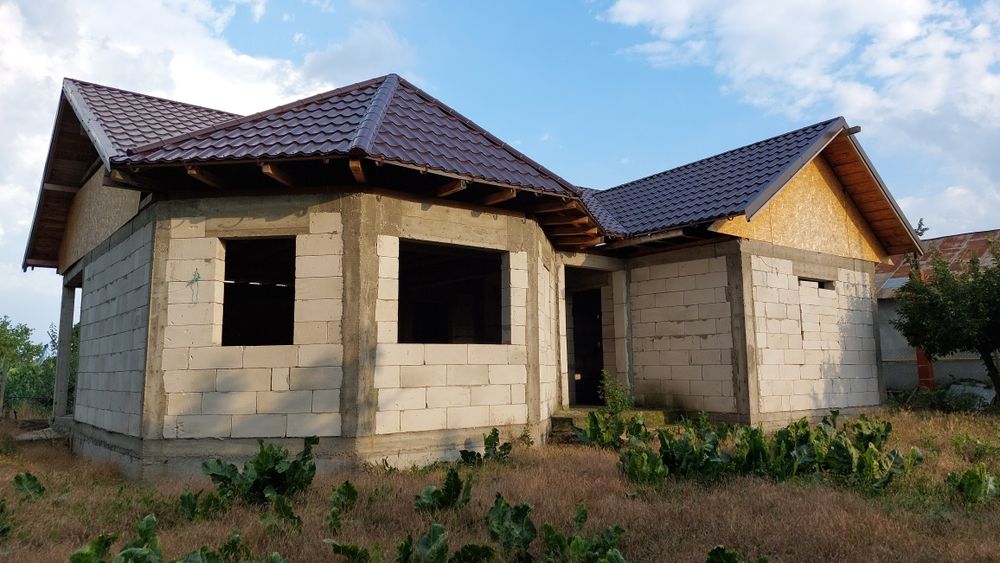 Vând casă la roșu în Mirceștii Noi