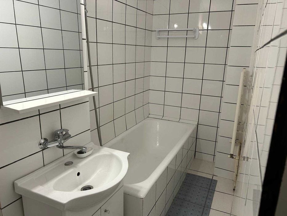 Inchiriere apartament 2 camere, decomandat, Campina, ultracentral, izolat termic, et.2 din 4, zona linistita, recent modernizat, utilat electrocasnice