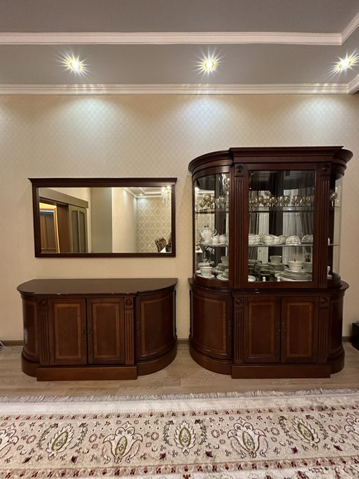 Витрина для гостинной с комодом