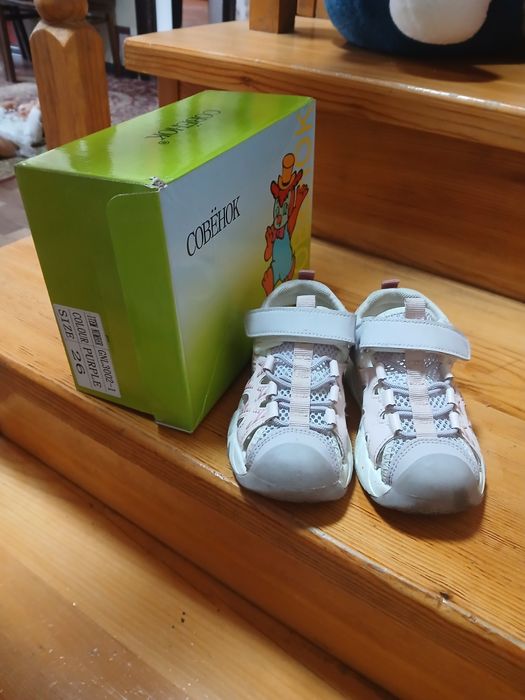Продам детские кроссовки