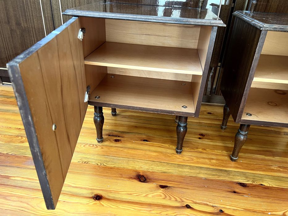 Комплект  за спалня (гардероб, тоалетка и две нощни шкафчета)