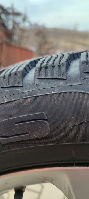 De vanzare sunt 4 jante Mercedes Benz de fabrica cu cauciuc