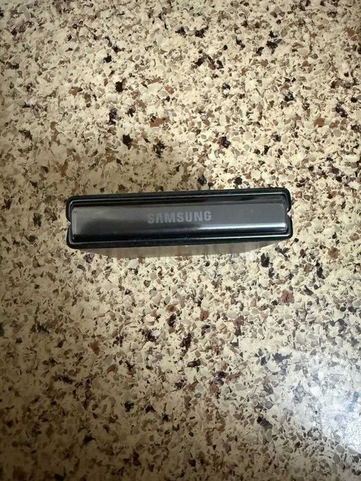 Samsung Z Flip 5 ideal 256 tali qora karobka bor