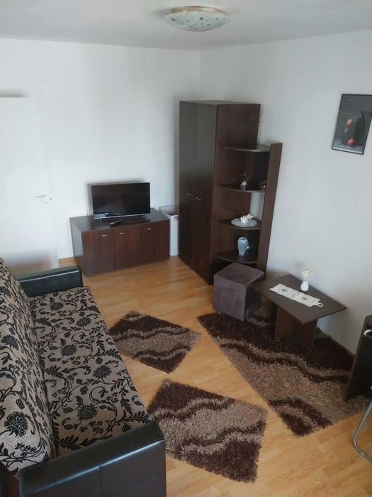 Închiriez garsonieră în zona Confecții